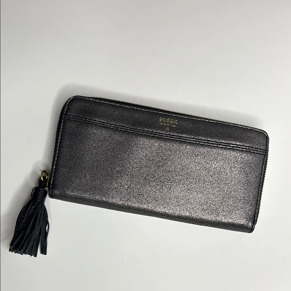 Fossil Tara clutch in metallic with tassel zipper pull - Picture 1 of 11